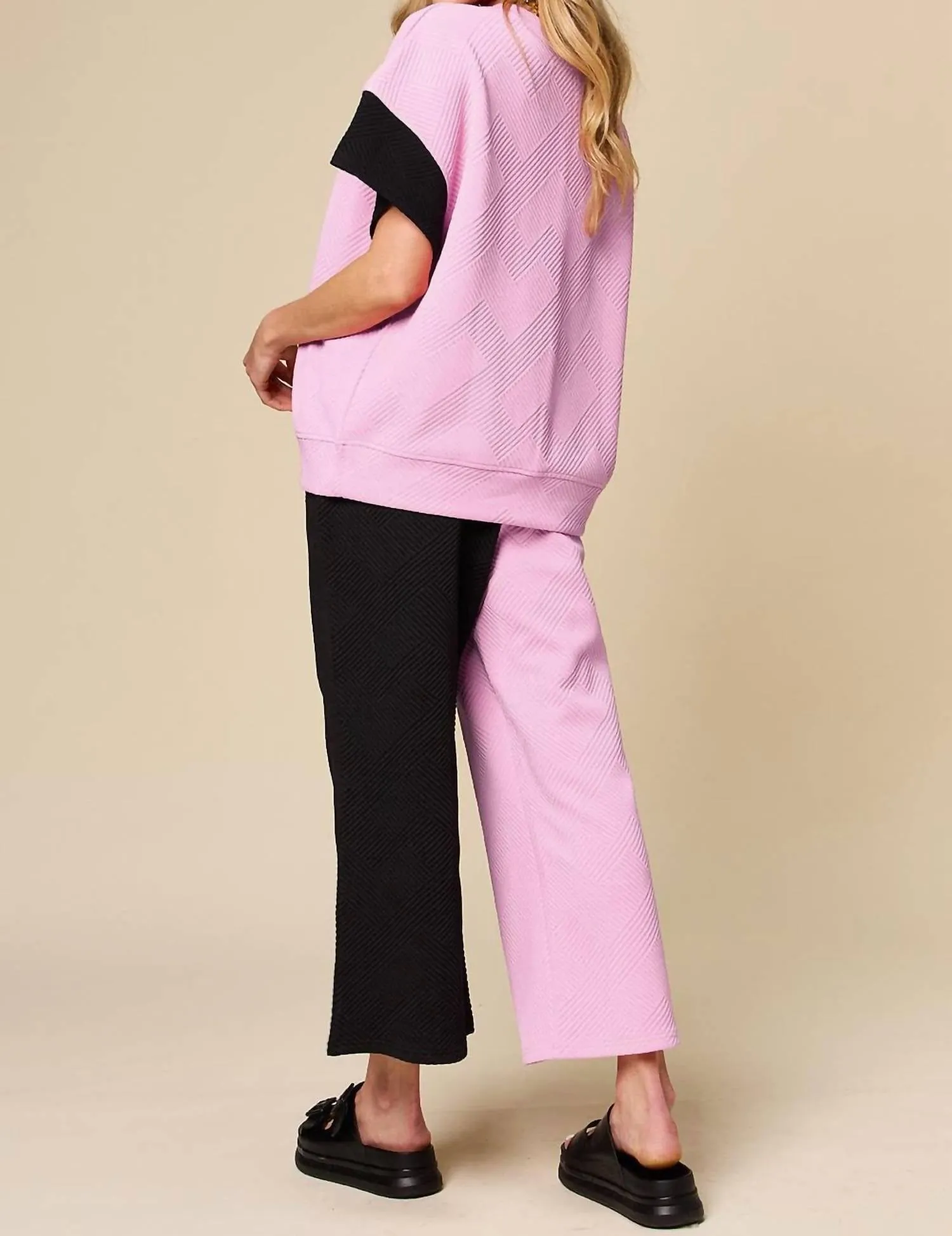 Chic Textured T-Shirt & Pants Set In Pink