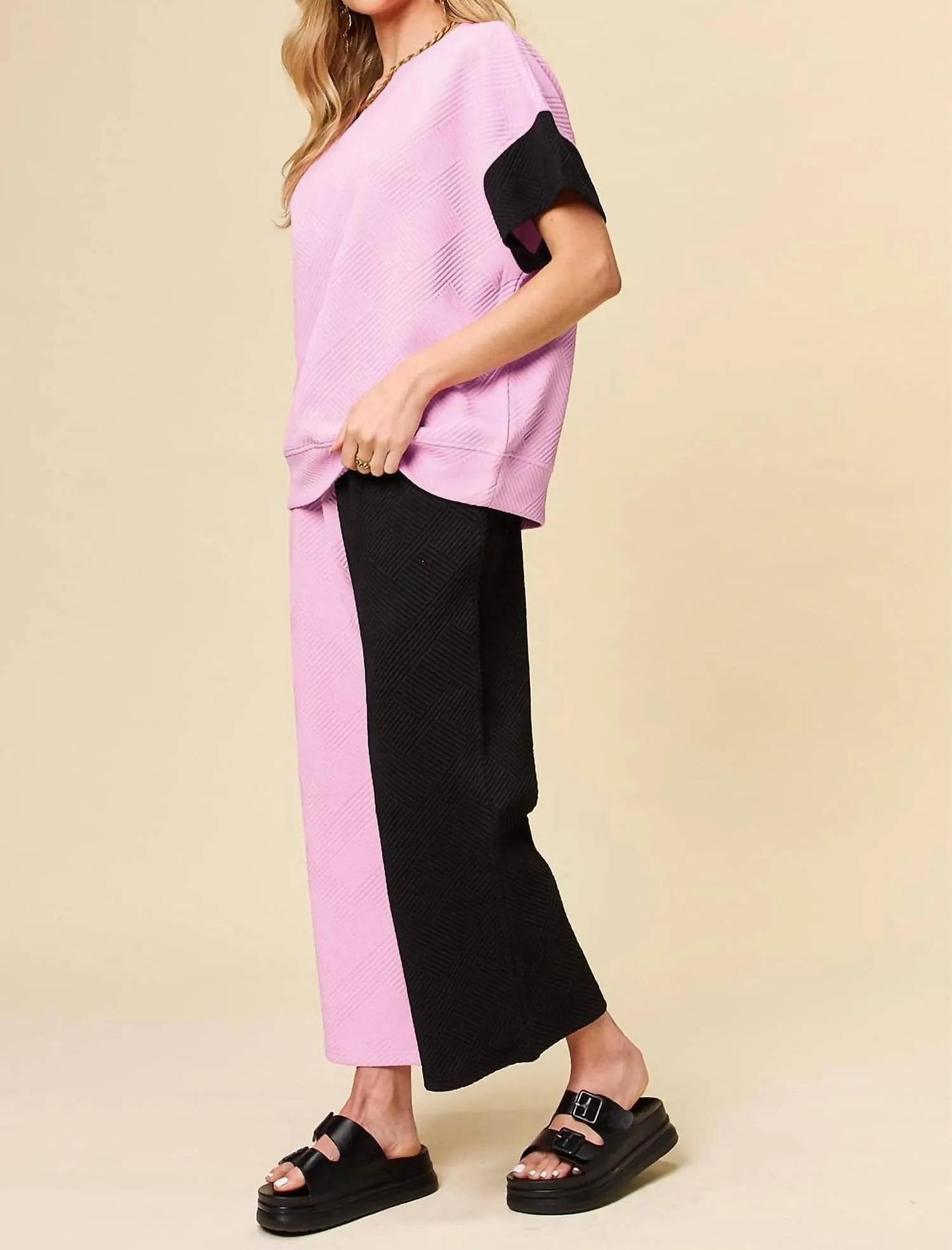 Chic Textured T-Shirt & Pants Set In Pink