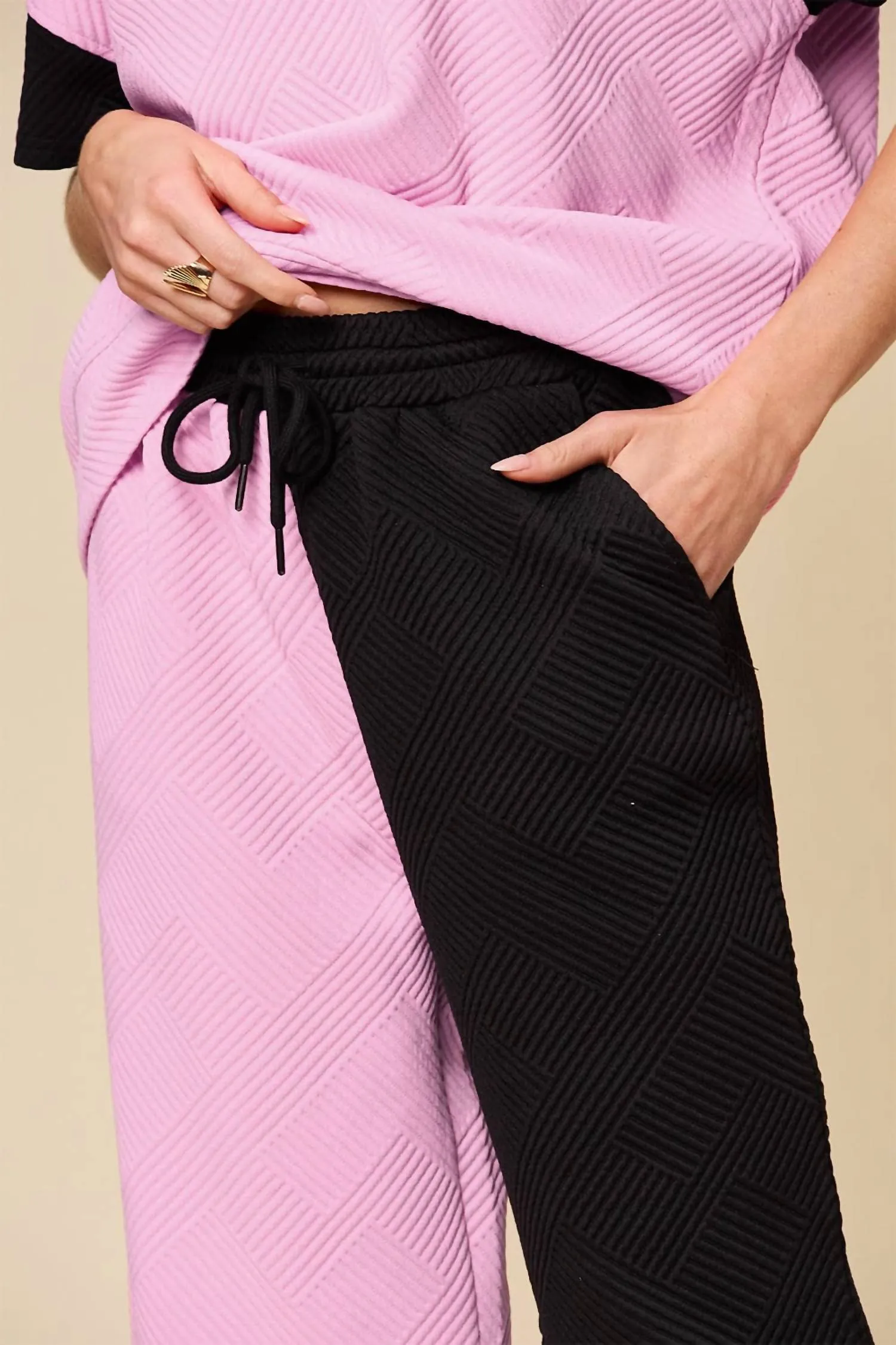 Chic Textured T-Shirt & Pants Set In Pink