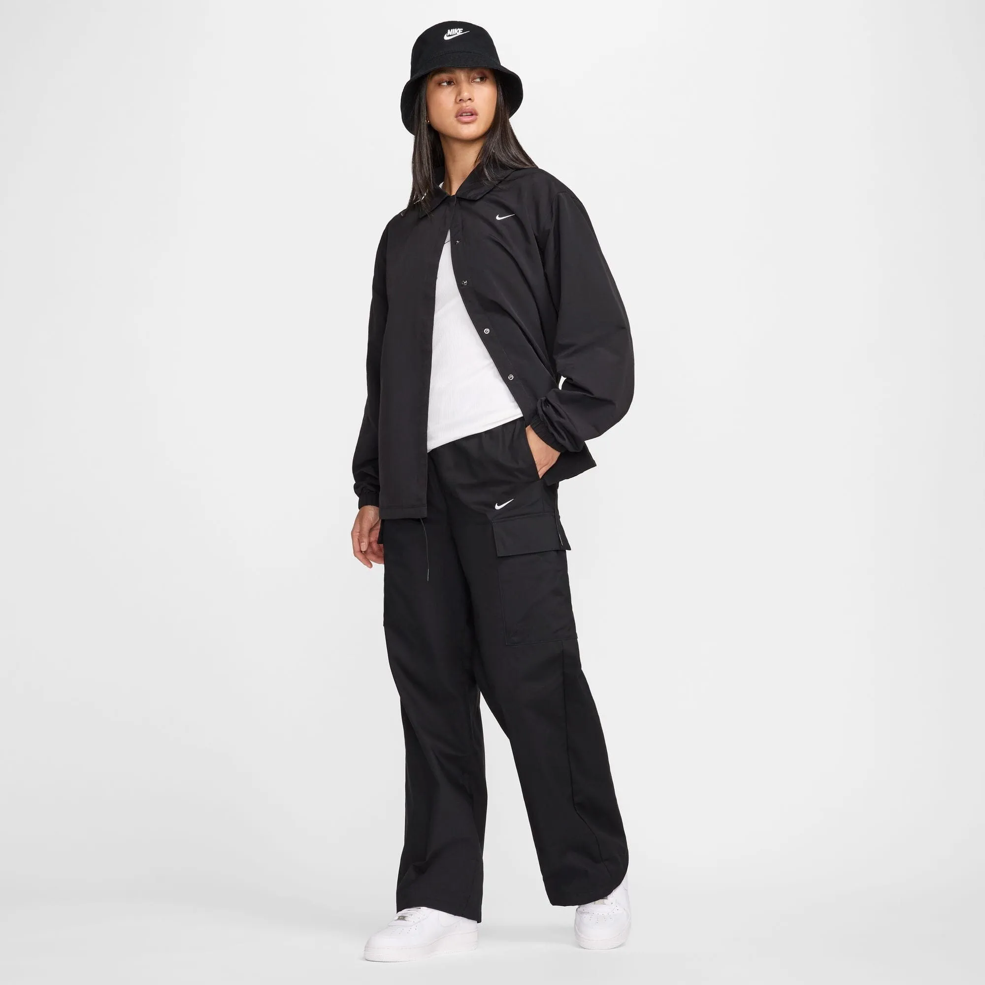 Women's Mid-Rise Woven Cargo Pants (FV7643-010)